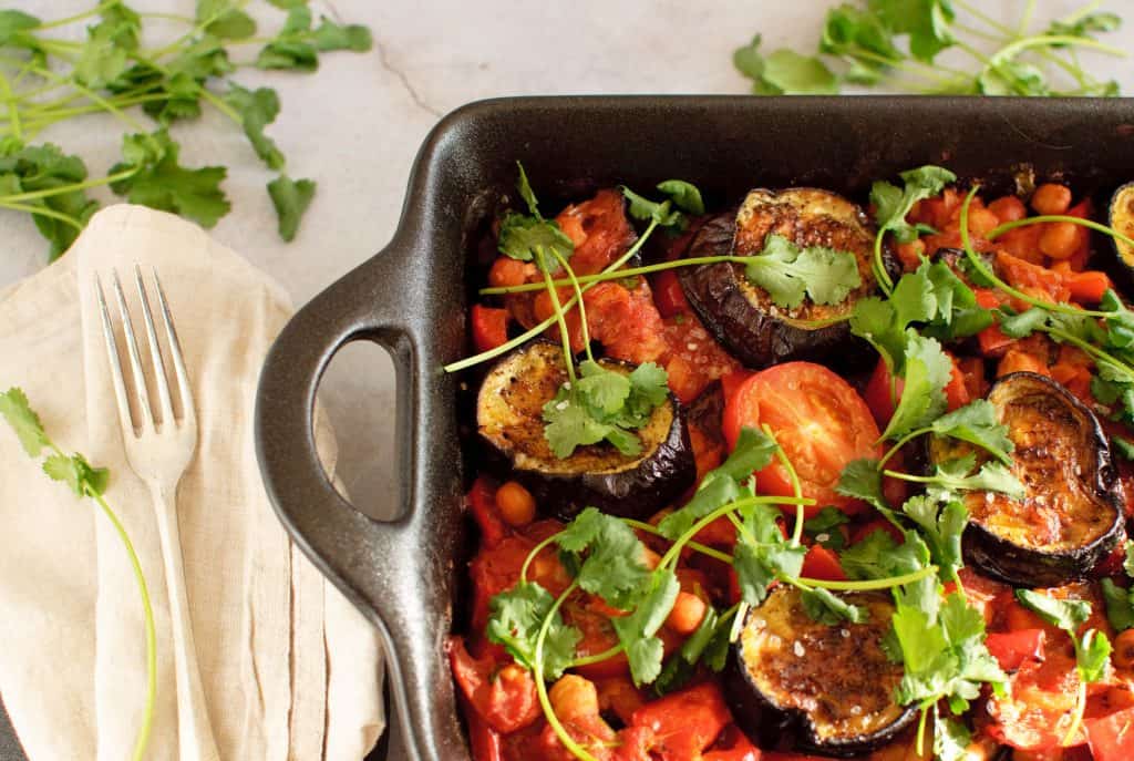 Vegetarische ovenschotel met aubergine kikkererwten en tomaten
