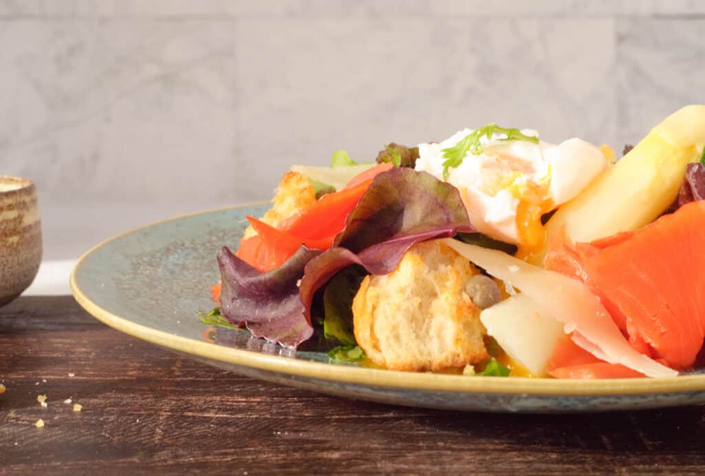 Salade witte asperges & gepocheerd ei