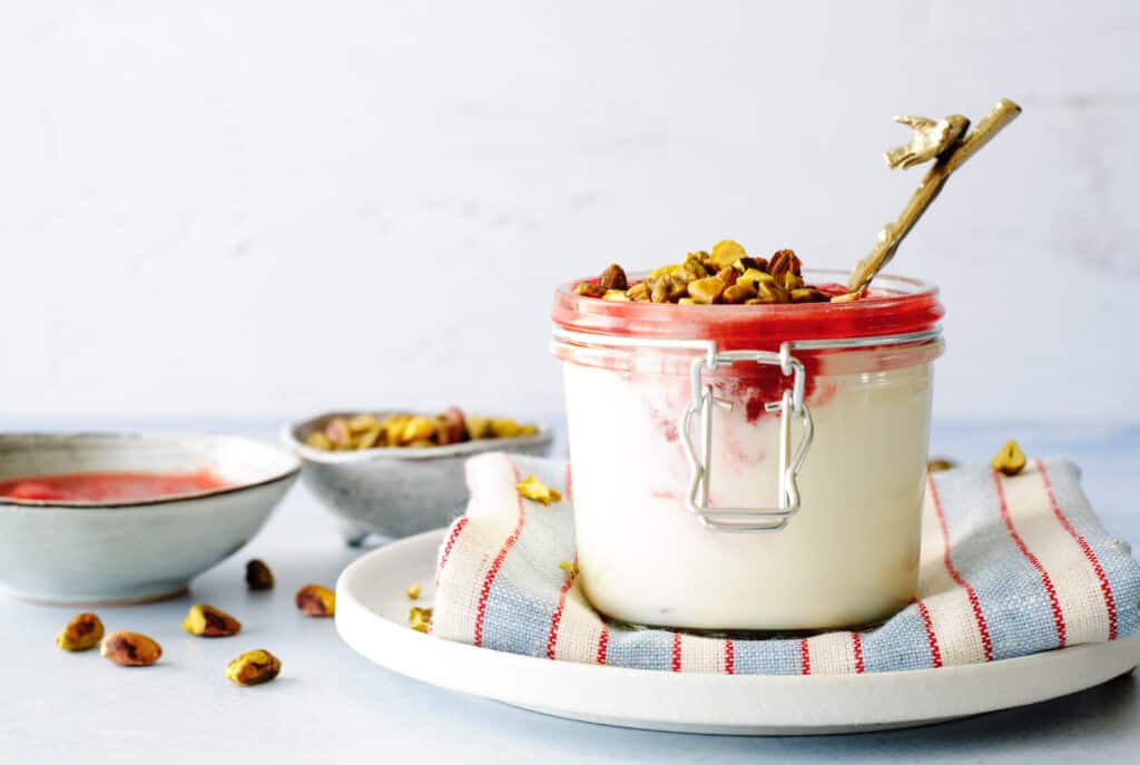 Ontbijt yoghurt met aardbeien