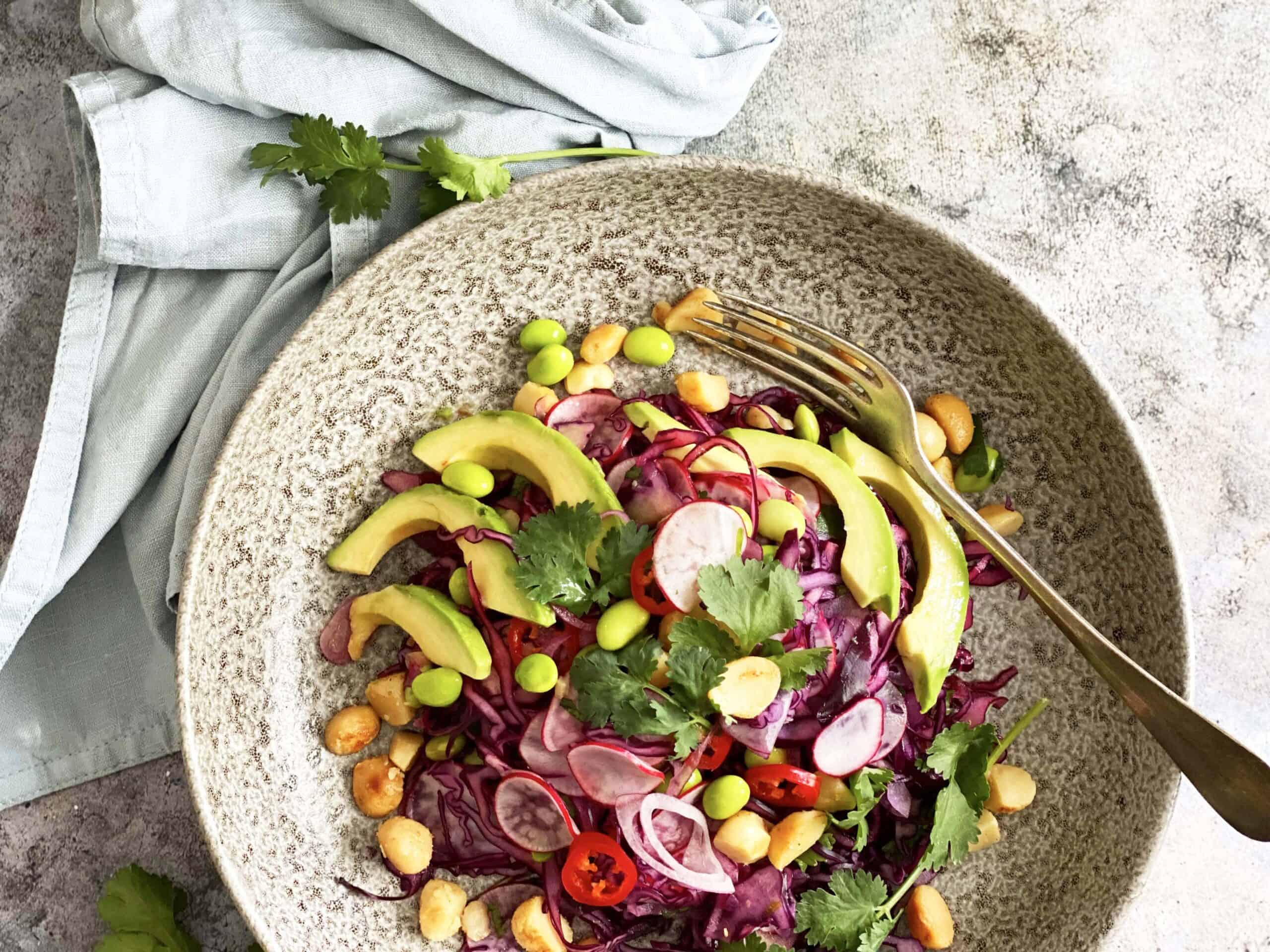Vegetarische salade met rode kool en noten