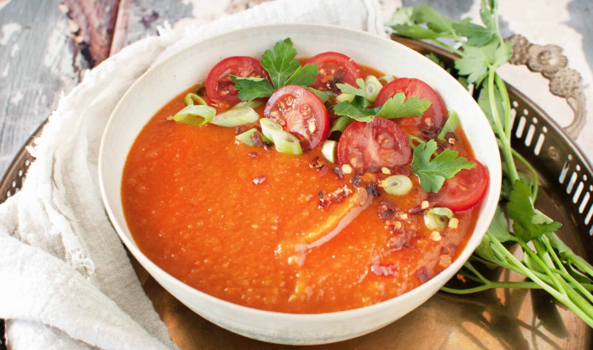 Snelle vegetarische tomatensoep met linzen.