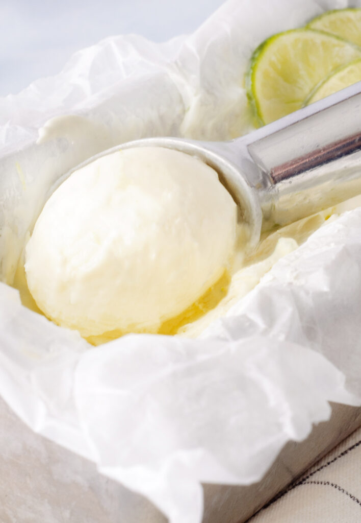 Romig ijs met yoghurt en limoen