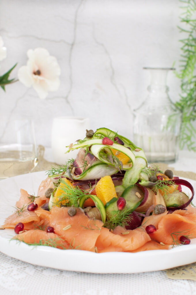 Feestelijke salade met zalm en dun gesneden groenten