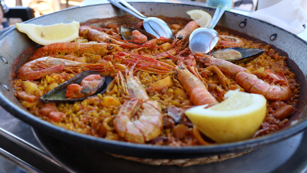 Paella eten aan het strand van Valencia