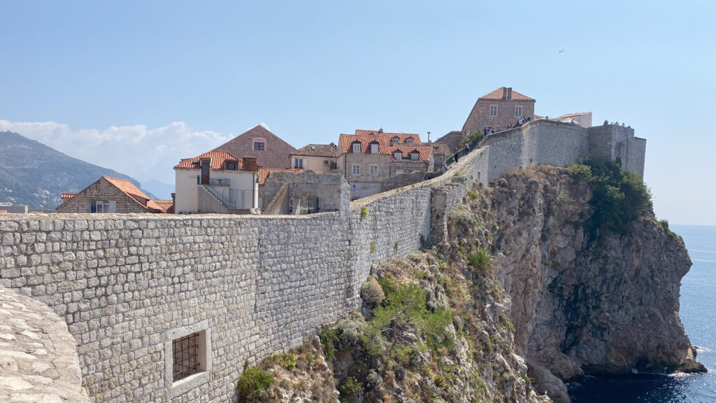 Lopen over de stadswallen in Dubrovnik