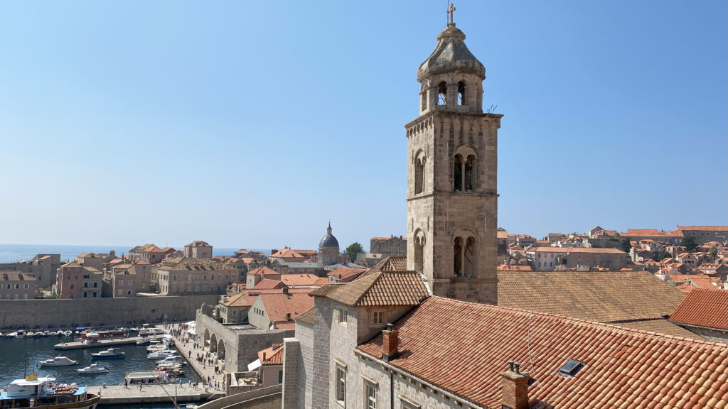Zicht op Dubrovnik vanaf de stadswallen