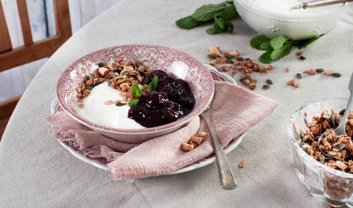 Warme kersencompote met Griekse yoghurt en granola