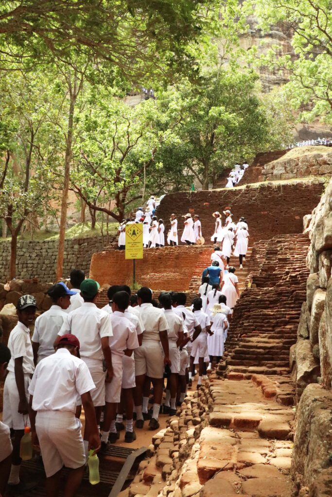 Schoolkinderen beklimmen de Sigirya rots Sri Lanka